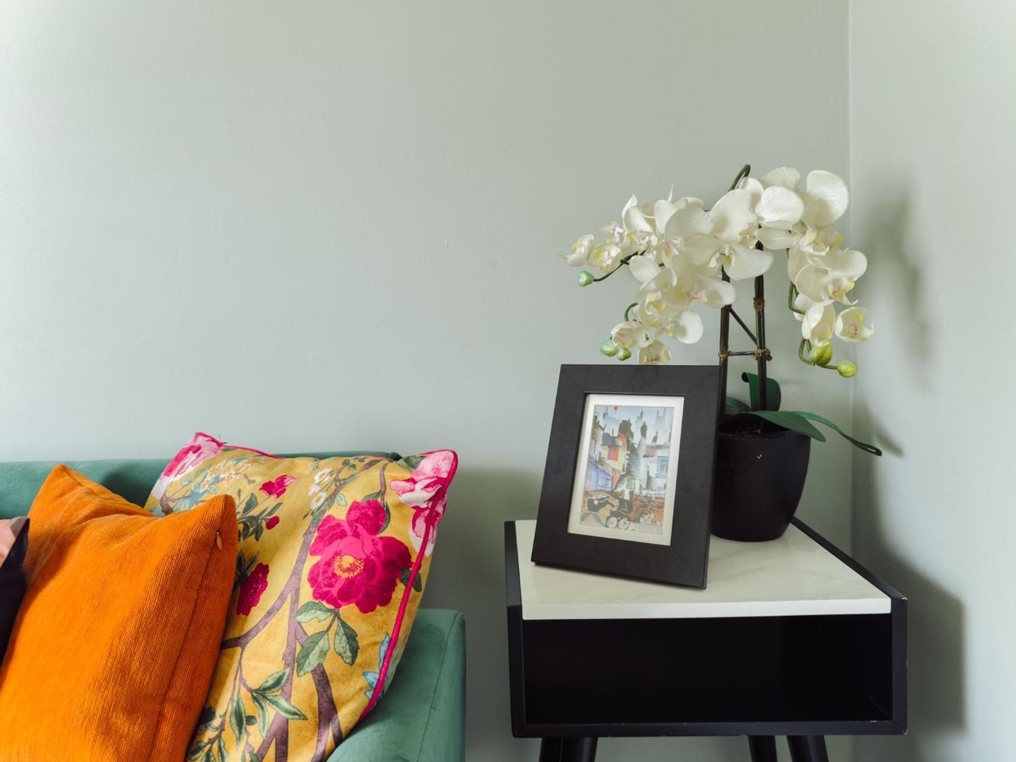 Beautiful Apartment In Guildford With Parking Send Exterior photo